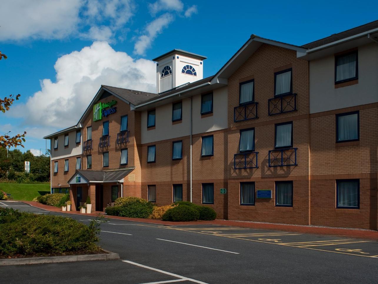 Holiday Inn Express Swansea East, An Ihg Hotel Extérieur photo