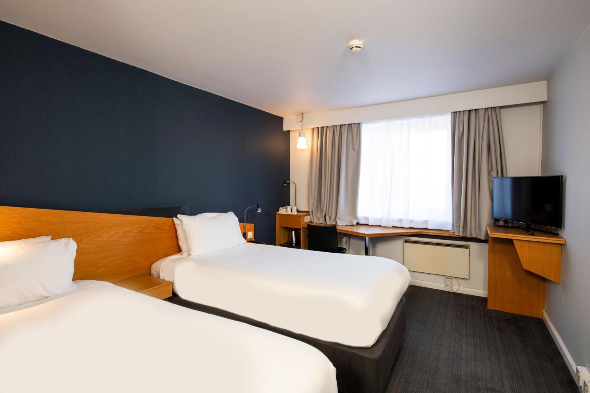 Holiday Inn Express Swansea East, An Ihg Hotel Extérieur photo